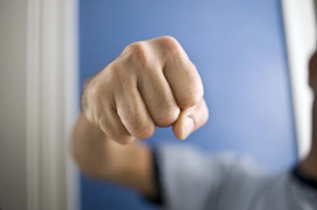 妻子被当面猥亵，丈夫伤人被拘后赔偿近20万元，官方回应