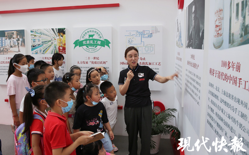 见证一滴奶的奇妙旅程！快报小记者走进卫岗一起“涨姿势”