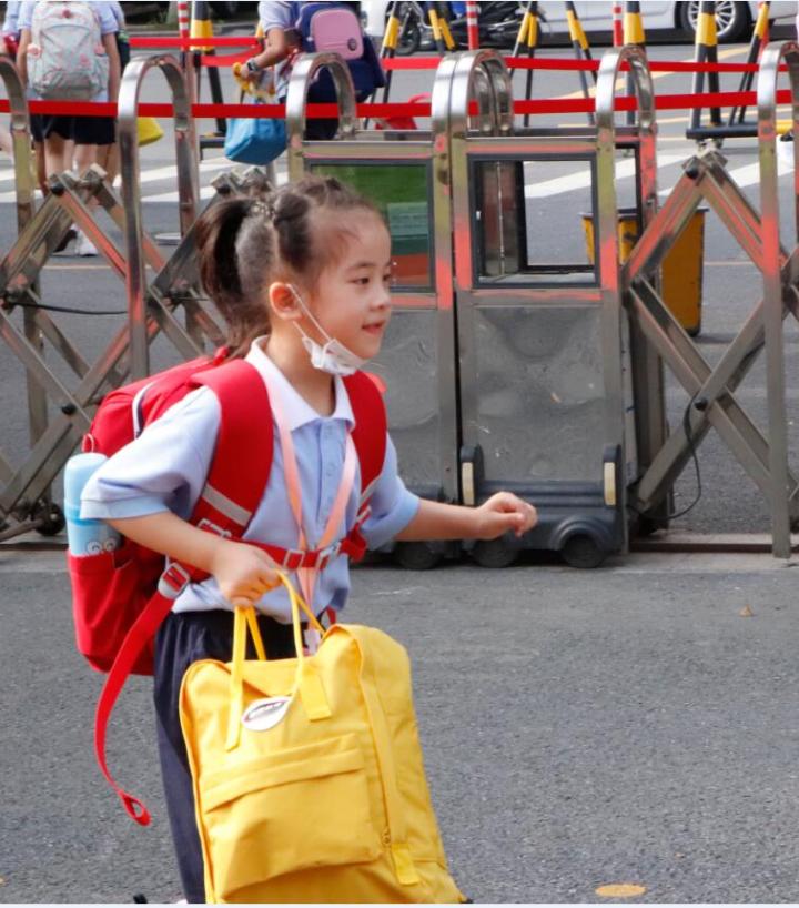 尽量不留刘海景苑小学让孩子们从“头“开始迎接新学期