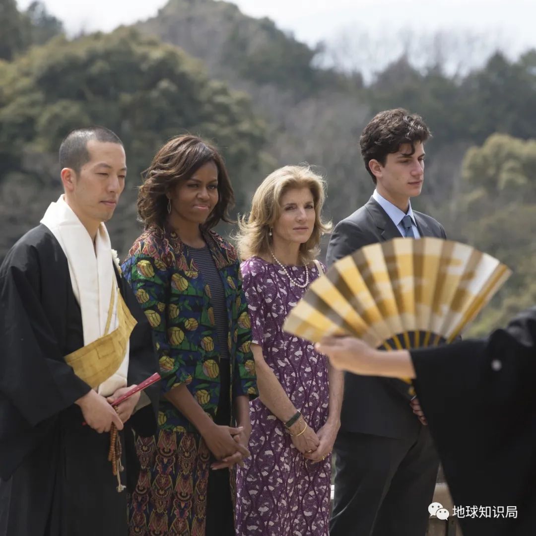 每年倒贴给8万成年男子，这国的收养怪癖，合法