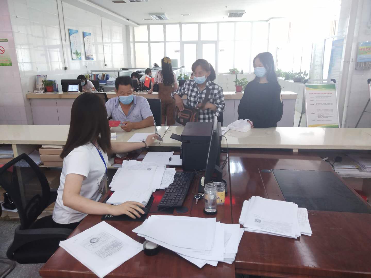 扎实做好困难群众生活保障工作,扎实做好社会保障工作