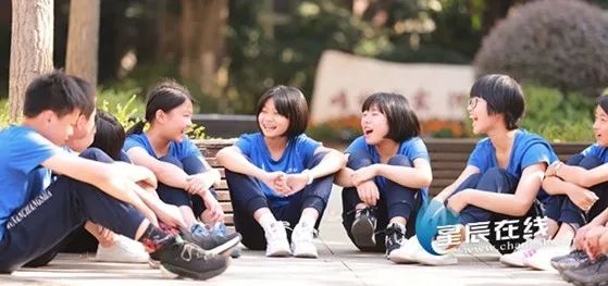 袁隆平三个儿子共生几个孙子孙女,袁隆平和两个孙女合影