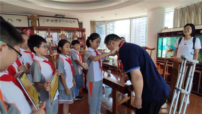 济南市营东小学“王勇中队”寻访新时代“最可爱的人”