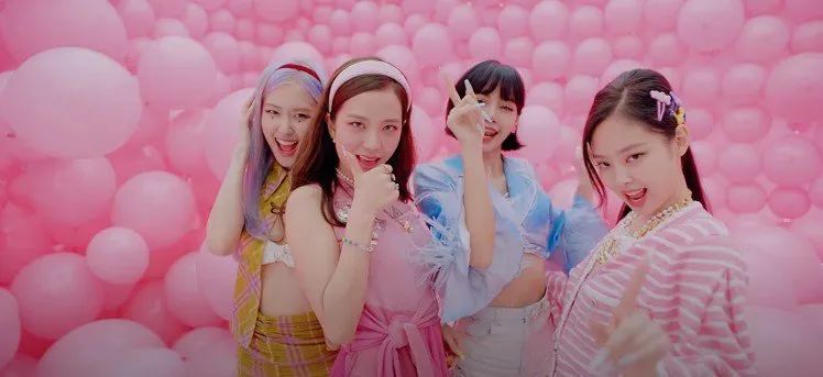 jennie最新配饰,jennie蝴蝶结半扎发