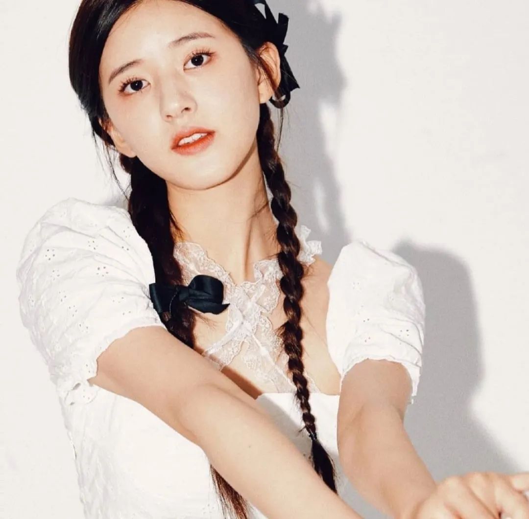 jennie最新配饰,jennie蝴蝶结半扎发