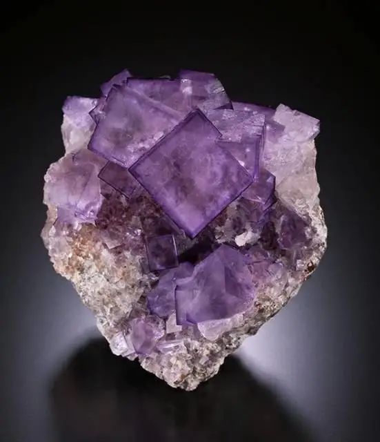 为什么宝石是五颜六色的,宝石为什么五光十色