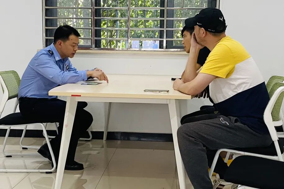 国庆我在岗向国庆献礼,中秋国庆双节我在岗文案