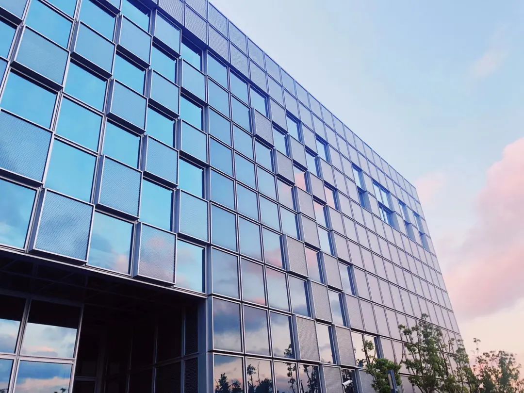 坐着地铁看浦东｜美到惊艳！童话乐园、古镇园林、跑酷金字塔……这条地铁线都能到，还能跨省游