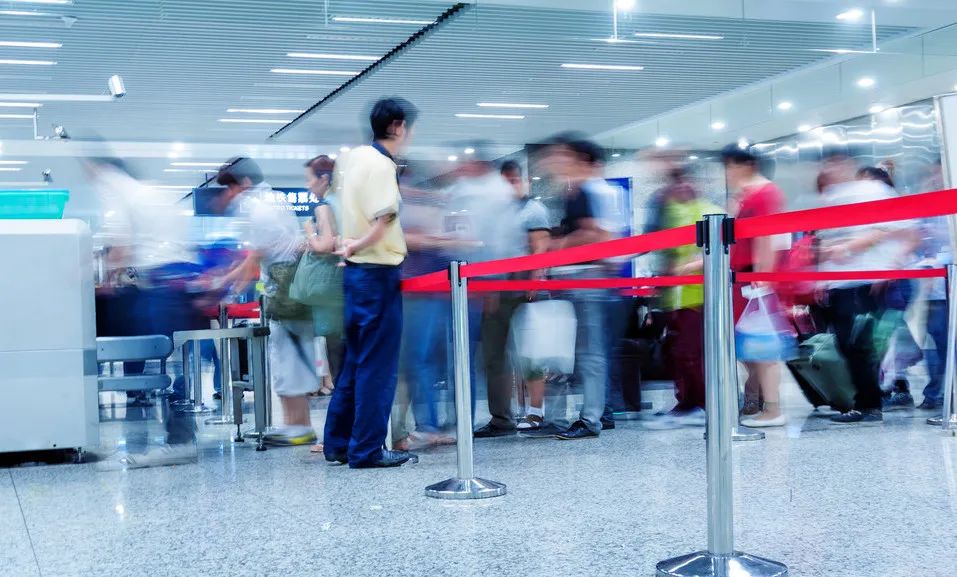 小心被没收！大闸蟹、白酒能带上高铁吗？火车*禁品违**清单来了