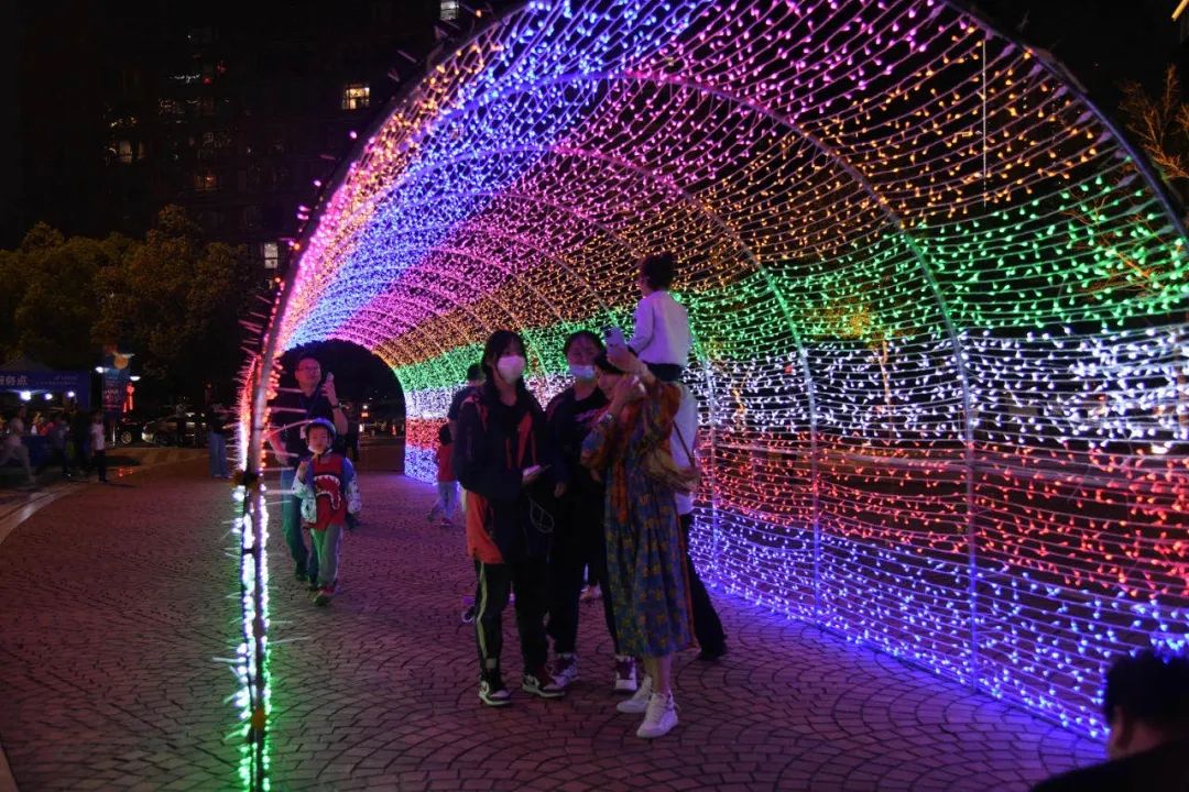 存款超200万家庭,八天突破100万粉丝