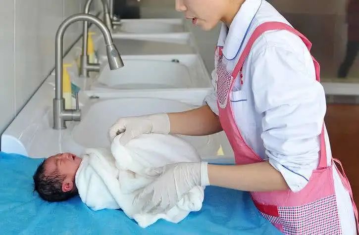 把妈妈粪便喂给新生儿，有助婴儿肠道菌群健康！宝宝：真是我妈一把屎一把尿喂大的……