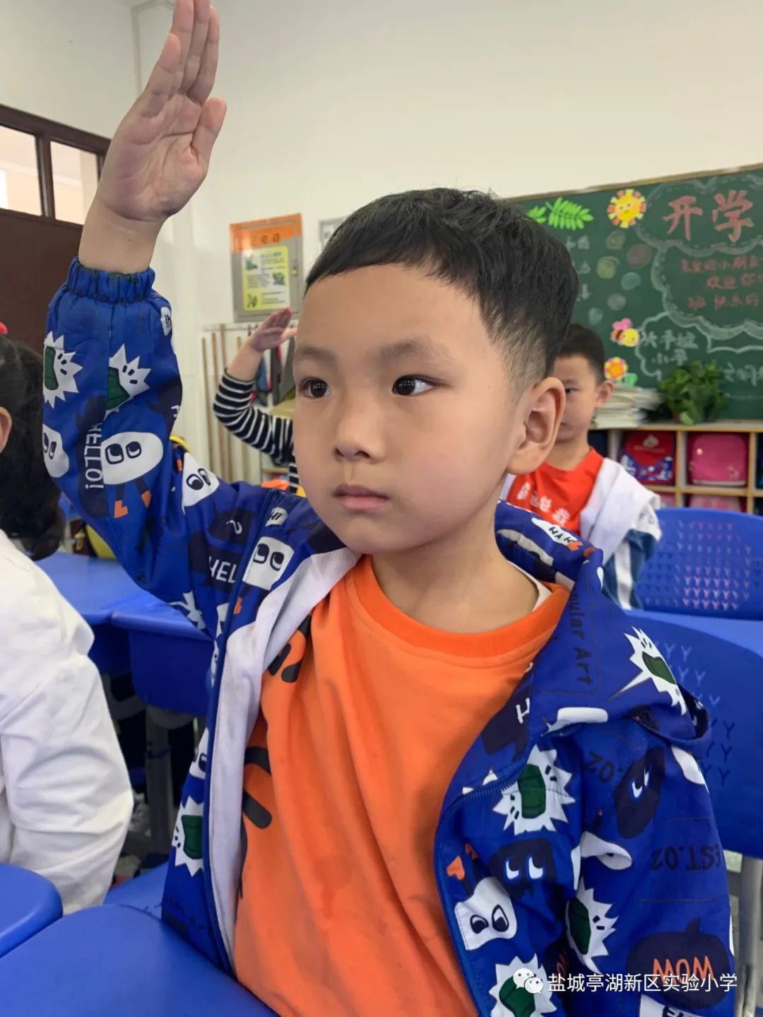 红领巾心向党高举队旗跟党走舞蹈,实验小学红领巾心向党