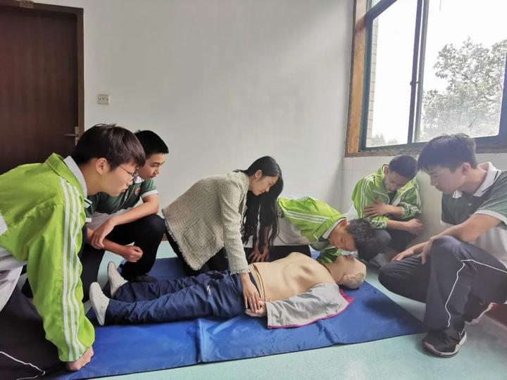 浙江杭州西湖区救人,杭州高三学生救人