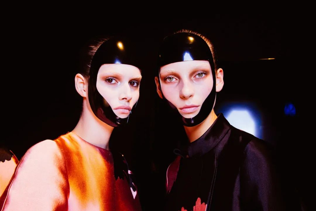 连吴赫都偏爱的「面具」,原来早就成为时装秀场的常客