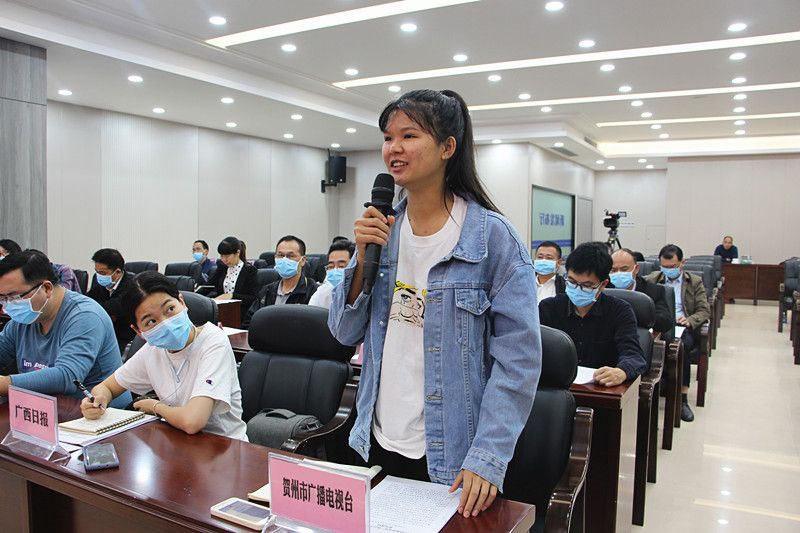 10月27日贺州市举行“决战决胜脱贫攻坚”钟山专场新闻发布会