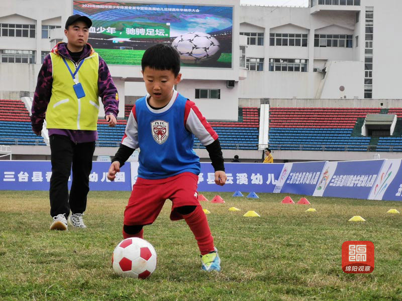 嘿！接球！绵阳萌娃足球场上活力满满……