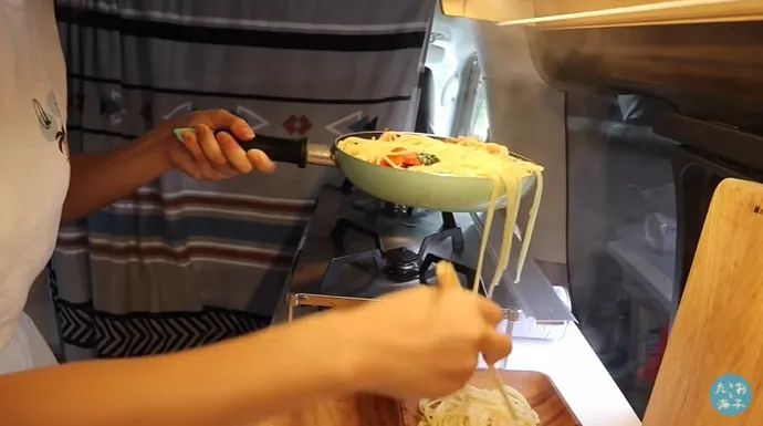 女生把破面包车改装成房车,女生把面包车改造成房车