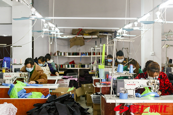 “上靠*党**中央下靠手一双”——新晃侗族自治县聚合内力推进脱贫攻坚纪实