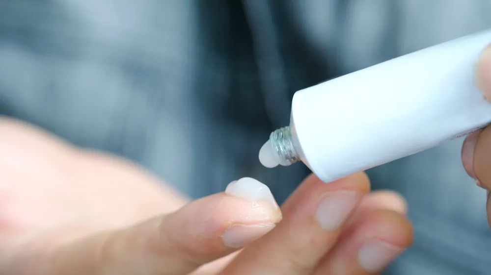 额头上反复长闭口怎么办,额头上都是小疙瘩闭口怎么消除