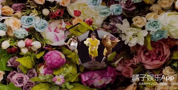 娱乐圈土味审美大赏！渔网袜透明雨衣蕾丝内衬，求双没看过的眼睛