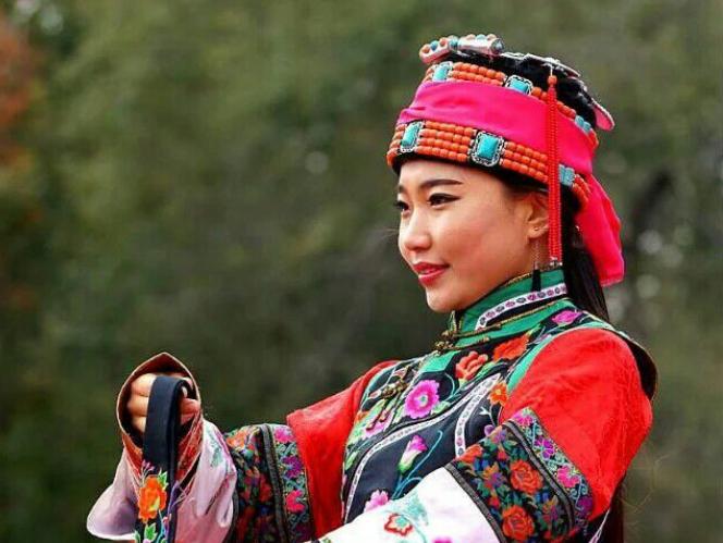 蒙古族的特色服饰图片,蒙古草原风情服饰