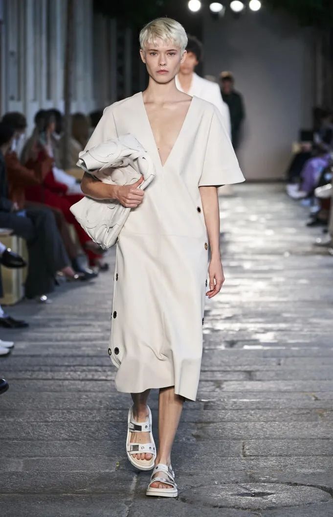 一篇搞懂无纺布墙纸,皮革面料的区别