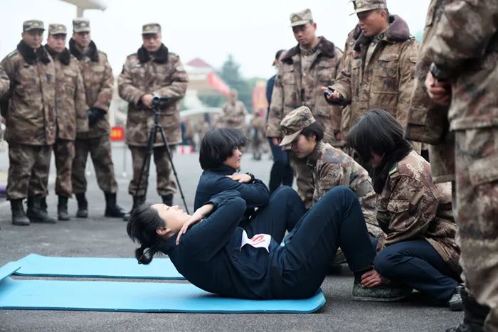 寒风中彼此鼓励,寒风中它们依然是城市的守护者