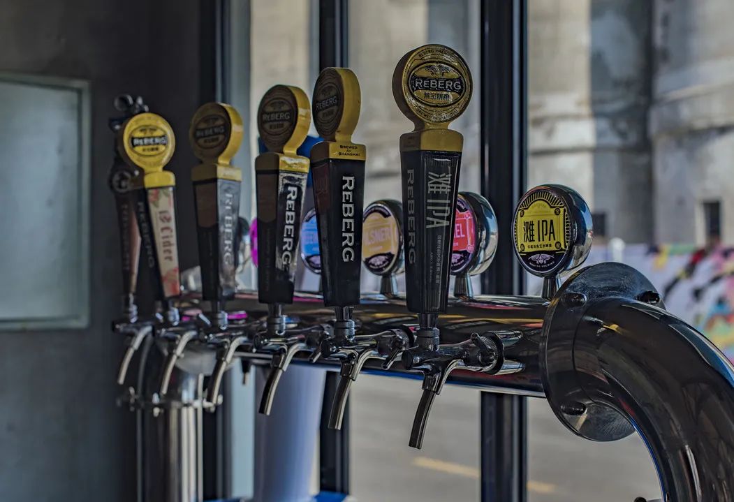 篮球场绿茵场,虹口足球场附近有篮球场