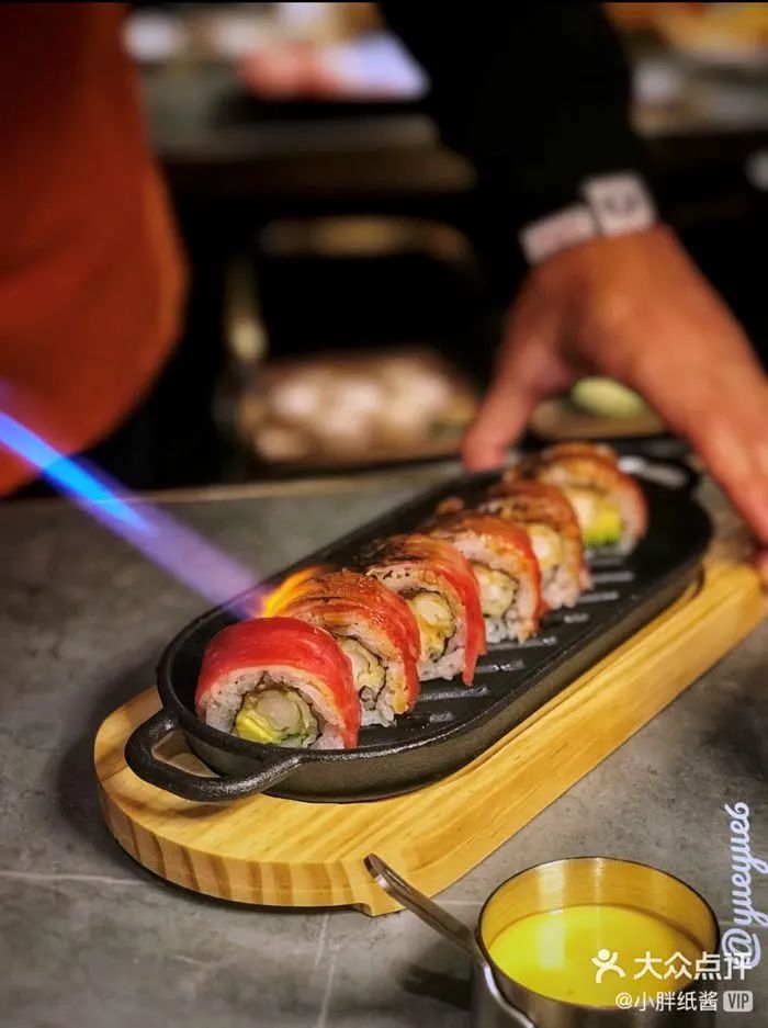 成都又新添一大波“明星店”！关晓彤的奶茶、黄晓明的复古烤肉、网红厨师王刚的秘制卤菜…都来啦