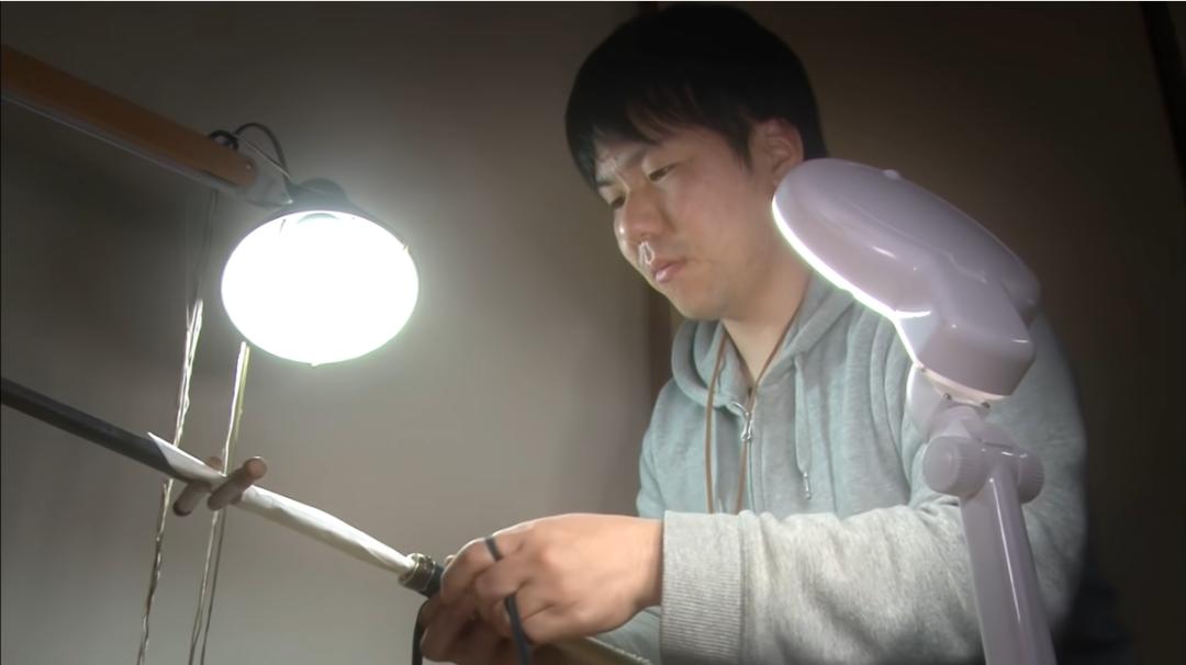 本人25岁做机械制造四年,日本小伙做了一把纸刀