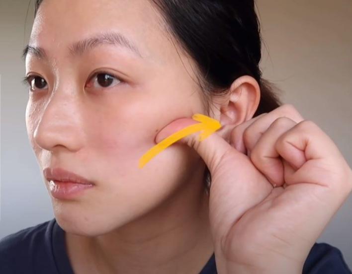 日本美容师法令纹按摩手法教程,精华按摩淡化法令纹手法