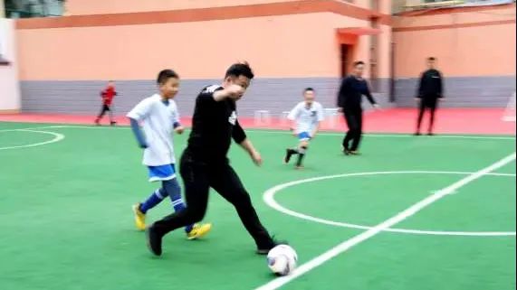 临洮县实验三小校园足球比赛,实验二小踢足球比赛直播