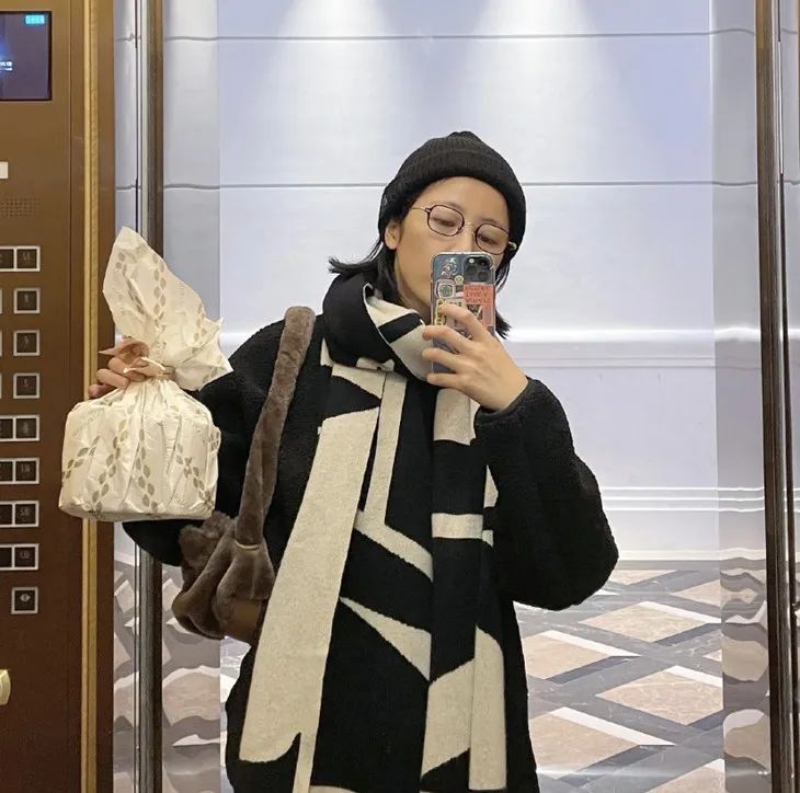 配饰狂|程潇的大牌围巾，logo特大但不显老