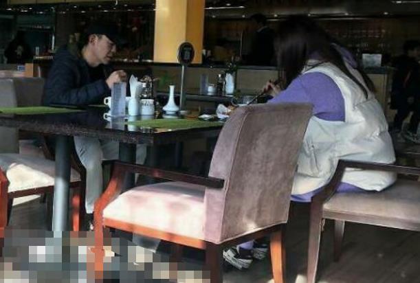 53岁侯勇携90后三婚妻子现身，娇妻衣着宽松疑有孕，两人甜蜜似热恋