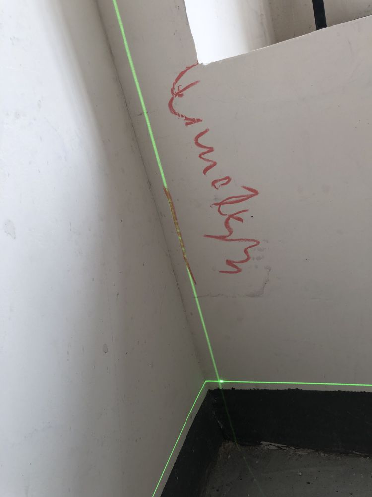 铁丝外露、地暖分水器未见压力表、窗框多处划痕……中南樾府这套新房问题不少