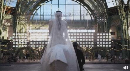 看完CHANEL这场梦幻的花园婚礼,谁不想成为身骑白马的新娘?