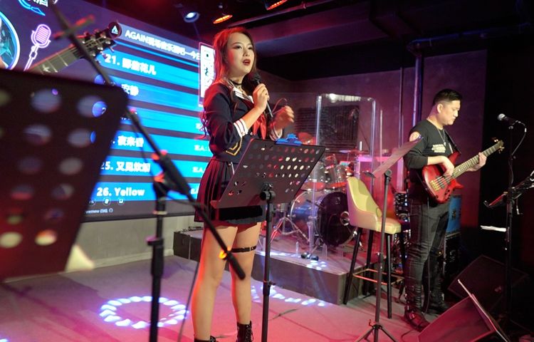 记者日薪300元体验酒吧歌手：我用歌声“撩一撩”夜青岛