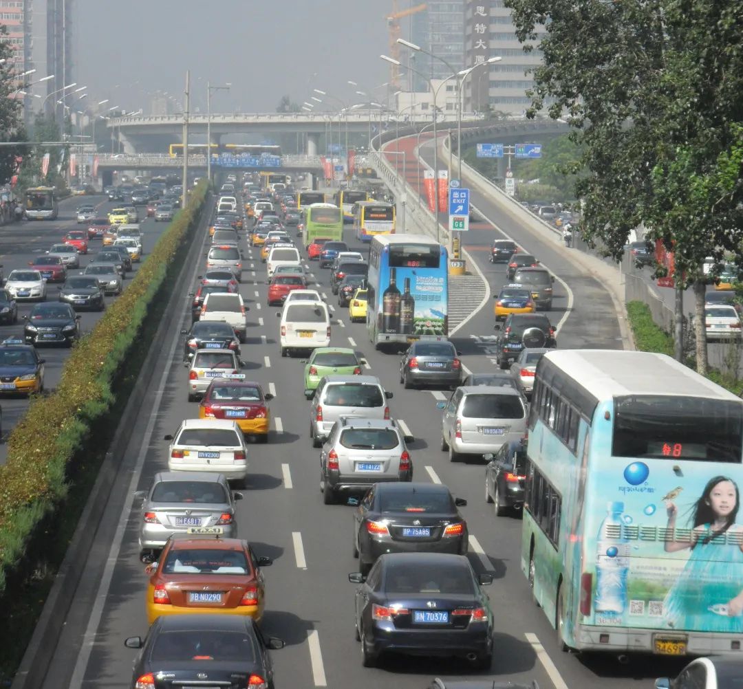 车跑了4千公里机油变黑怎么回事,摩托车机油变黑不换有什么后果