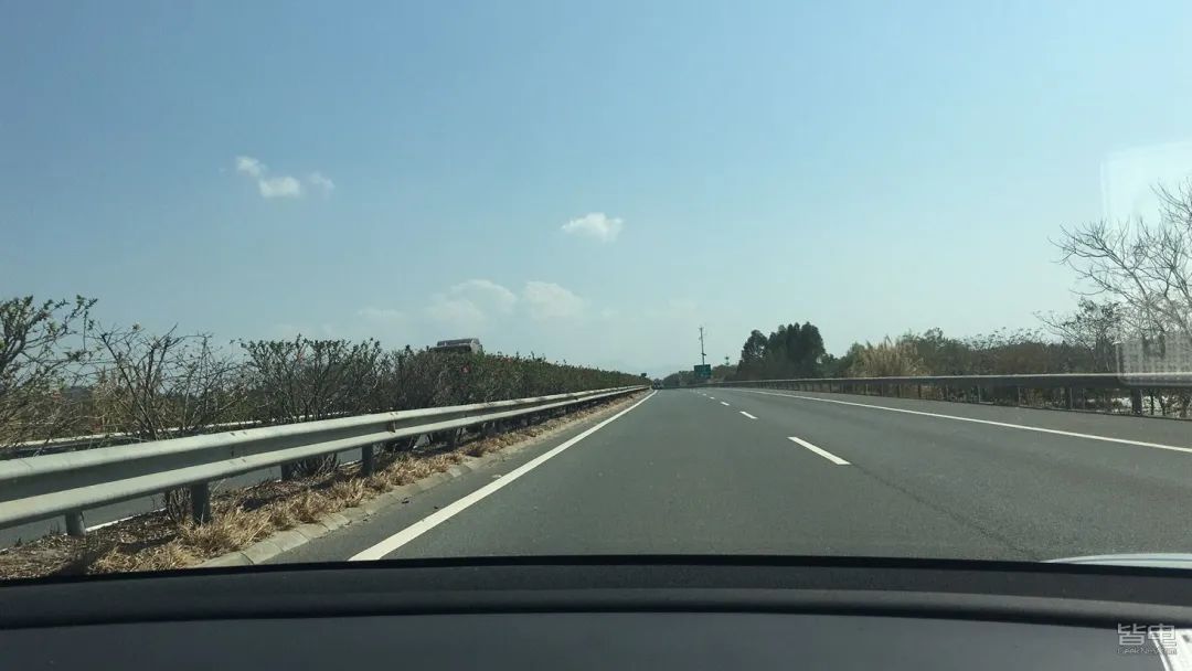 特斯拉小鹏蔚来激烈驾驶评测,作死挑战骑电动车