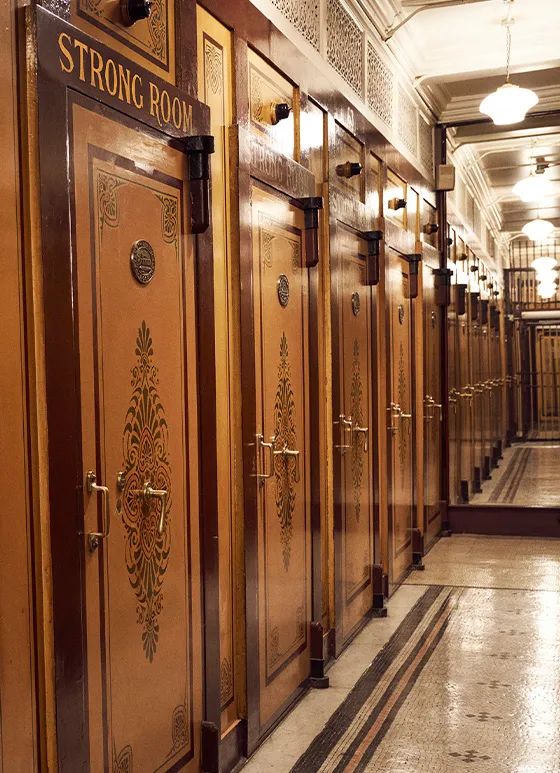 好莱坞拍了隔离期间的《史密斯夫妇》,他们盯上了全球顶奢百货里价值2700万的钻石