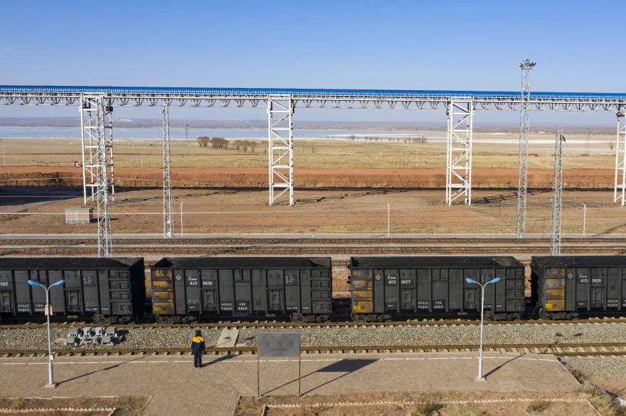 快看！内蒙古这个火车站可看到两列火车同时同方向并行