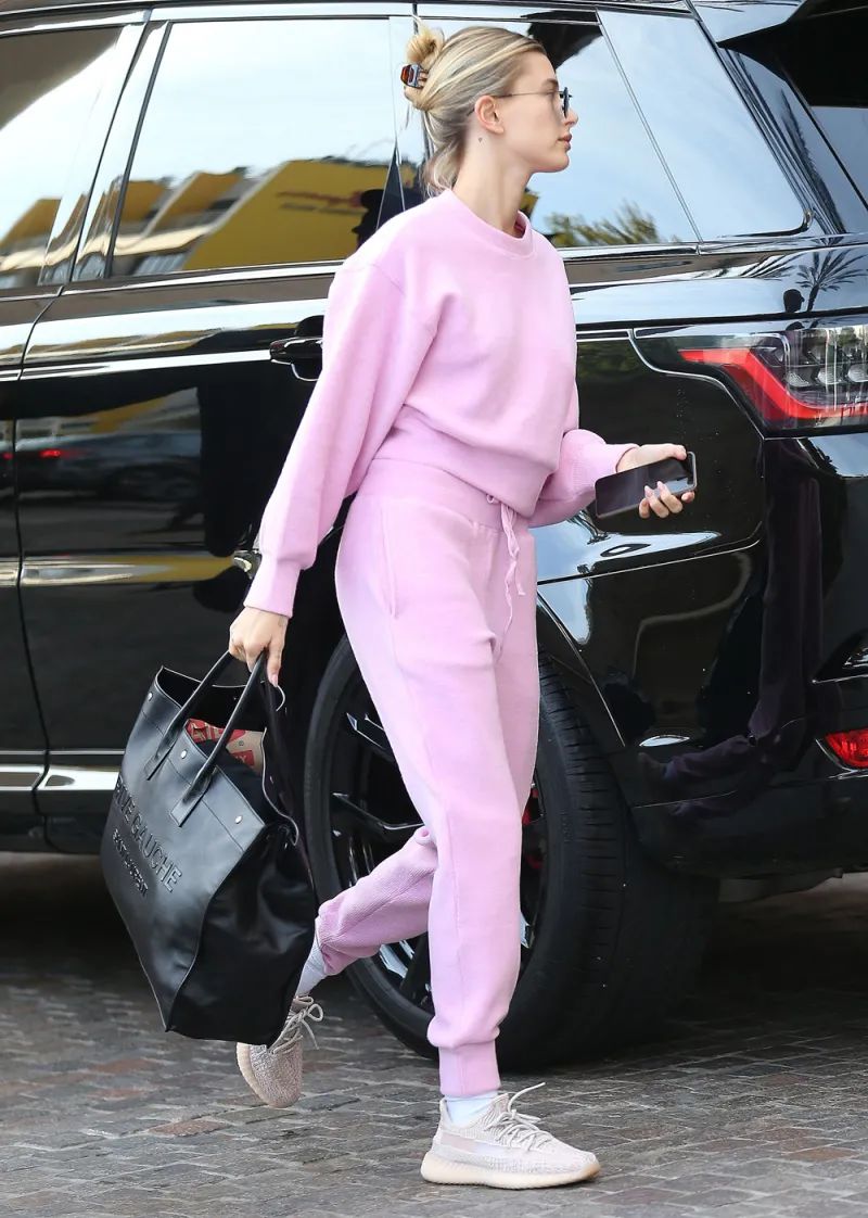 卫衣季节,秋季潮搭连帽卫衣尽显青春活力感