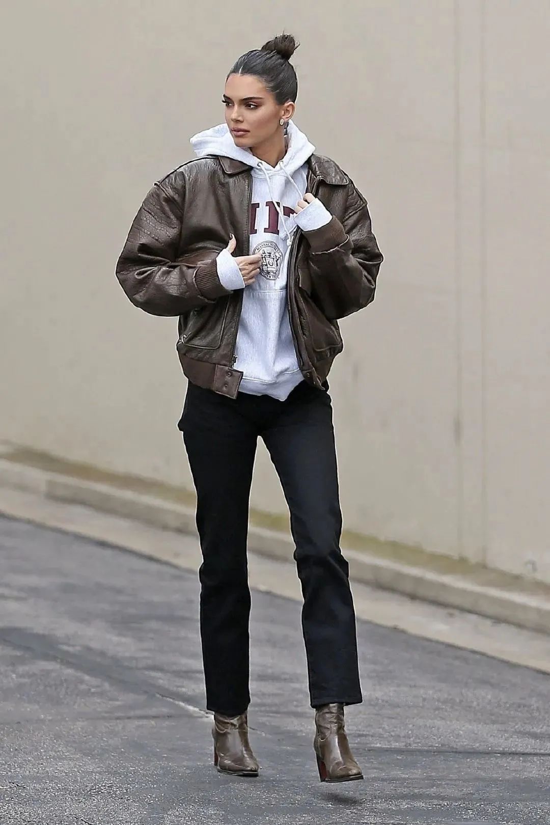 卫衣季节,秋季潮搭连帽卫衣尽显青春活力感