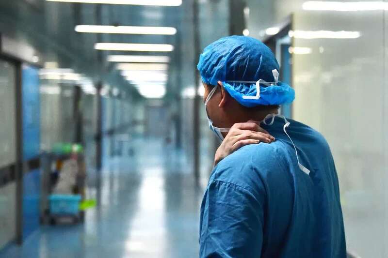 低头玩手机颈椎痛怎么缓解,低头玩手机会导致颈椎出哪些问题