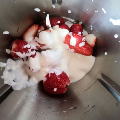 春日甜品制作教程草莓蛋奶布丁,自制软嫩q弹的草莓布丁