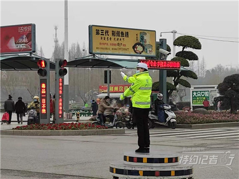 特约记者行：靓丽女交警的手势能看懂吗