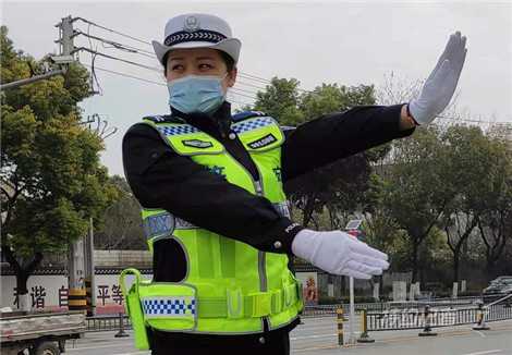 特约记者行：靓丽女交警的手势能看懂吗