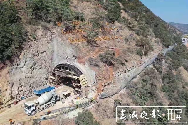 距离开通又近一步！云南楚大路复线突破“卡脖子”工程，施工全面提速
