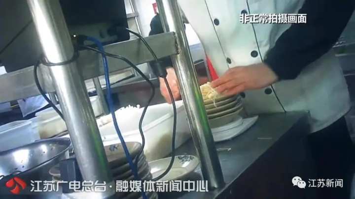 触目惊心！*底卧**知名火锅品牌小龙坎：土豆烂了继续用、拖把捣制冰机……