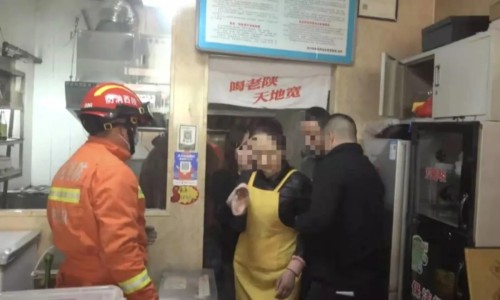 什么？手又双叒叕被夹了，看消防员如何施救